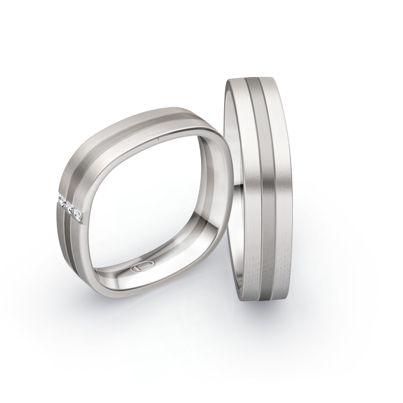 Aufnahme von Trauringen in Weißgold&Palladium 500 mit längsmattierter Oberfläche und Diamanten 