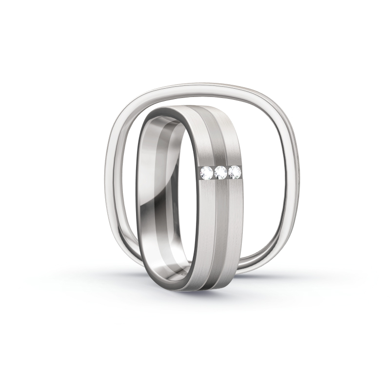 Aufnahme von Trauringen in Weißgold&Palladium 500 mit längsmattierter Oberfläche und Diamanten 