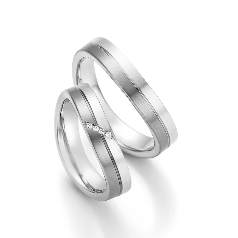 Aufnahme von Trauringen in Weißgold/Palladium 500 mit vier schräg gesetzten Diamanten 