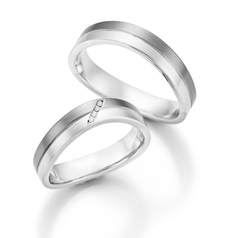 Aufnahme von Trauringen in Weißgold/Palladium 500 mit vier schräg gesetzten Diamanten 