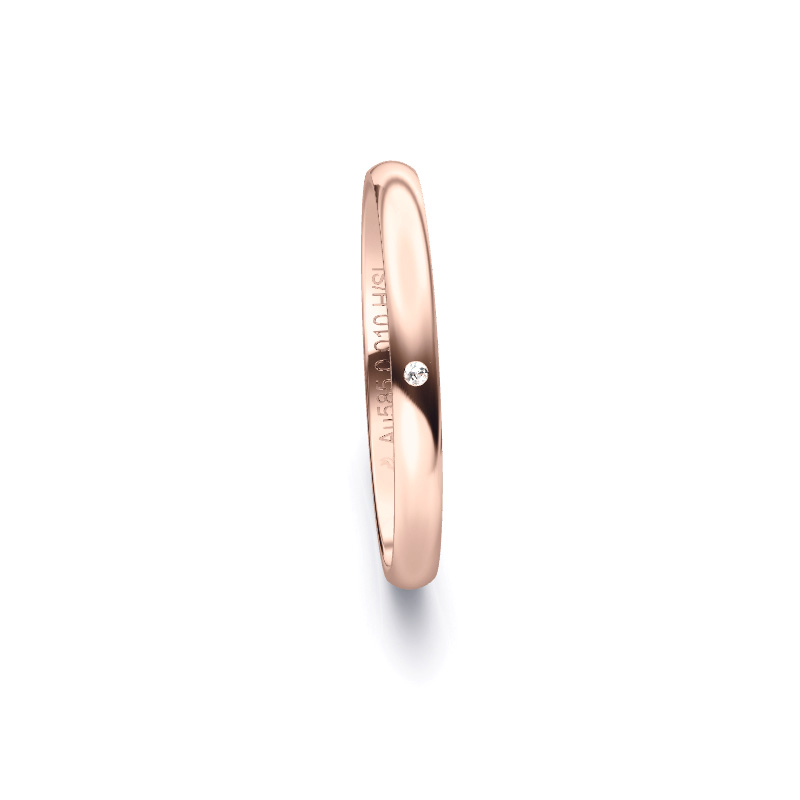 Aufnahme von polierten schlichten Trauringen aus Roségold mit Diamanten mit 2,5 mm Breite