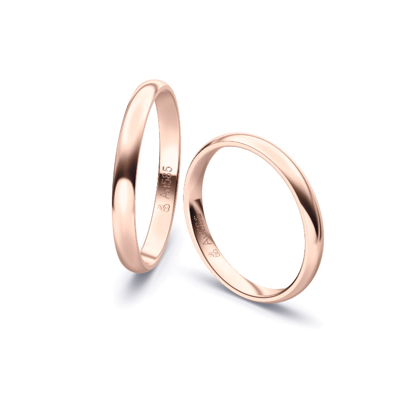 Aufnahme von schlichten polierten Trauringen aus Rosegold mit 2,5 mm Breite