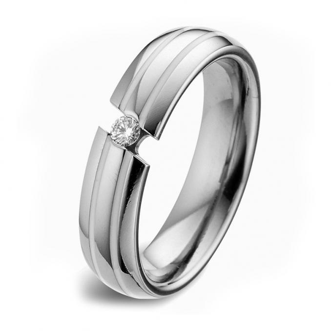 Aufnahme von Trauringen aus Titan und Keramik mit weißem Diamanten