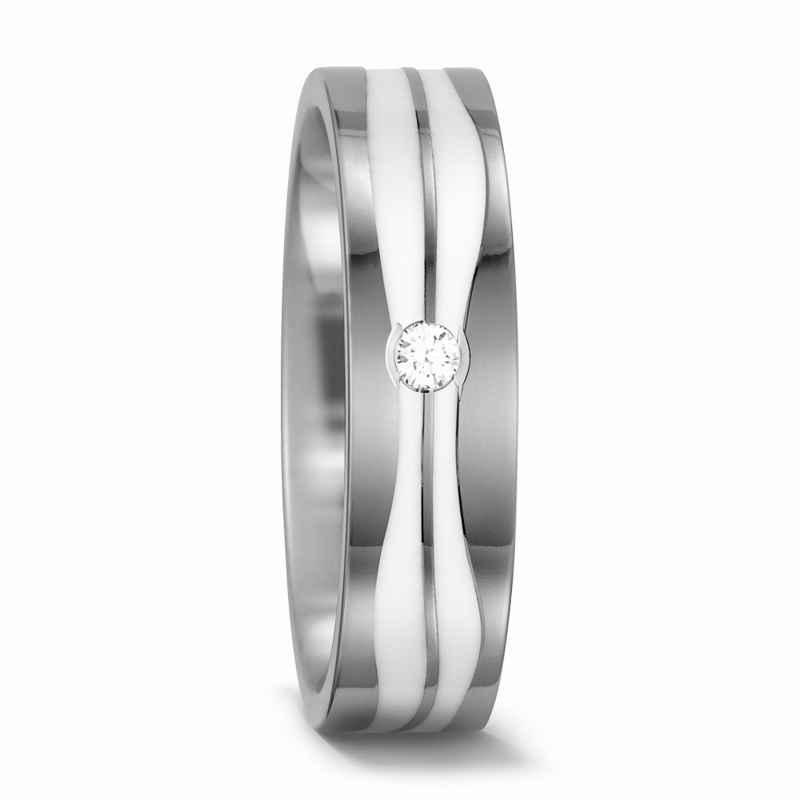 Aufnahme von Titan Eheringen mit weißer Keramikwelle und Diamanten