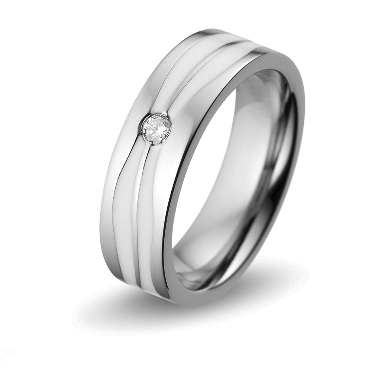 Aufnahme von Titan Eheringen mit weißer Keramikwelle und Diamanten