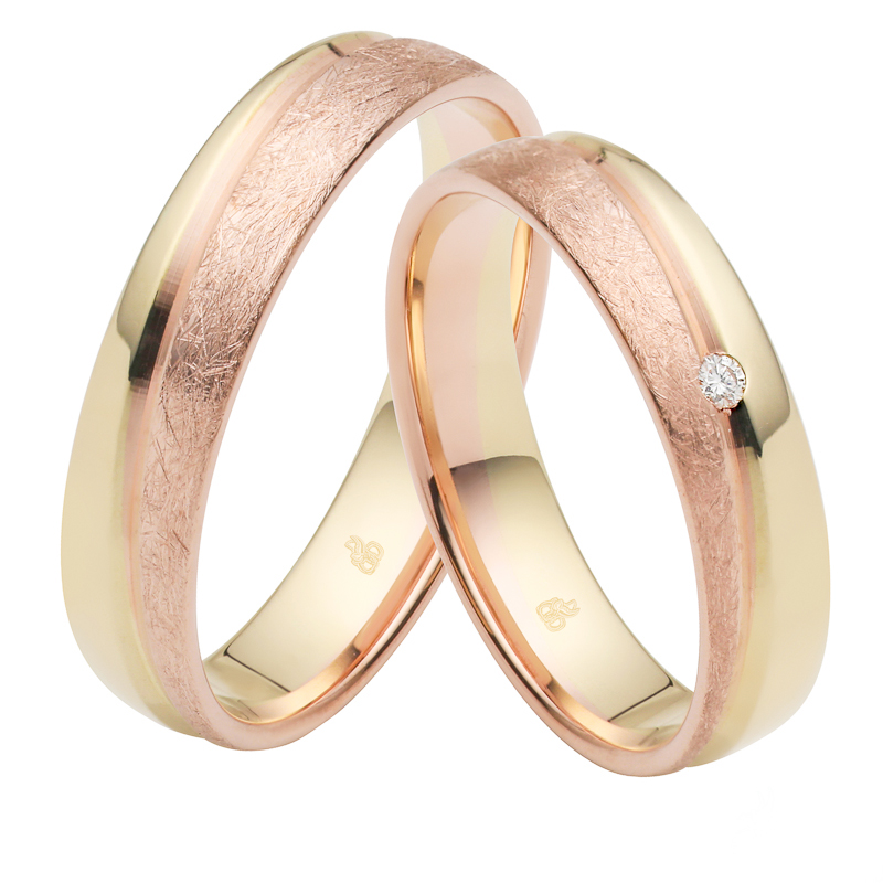 Aufnahme von Eheringen aus Gelbgold & Roségold eismattiert mit Diamanten und Rille