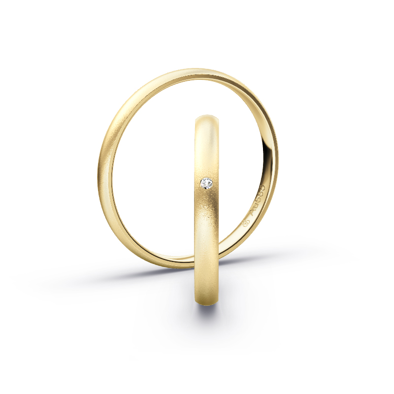 Aufnahme von Gelbgold Eheringen mit Diamanten in 2,5 mm und sandmatter Oberfläche