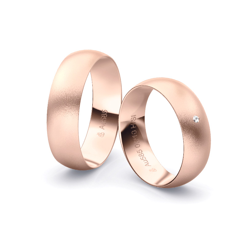 Aufnahme von schlichten sandmatten Trauringen aus Roségold mit Diamanten mit 6 mm Breite