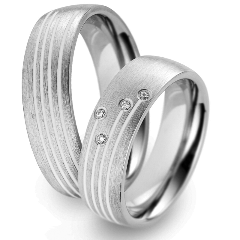 Aufnahme von Trauringen mit weißer Keramikeinlage mattiert mit Linienmuster und 4 Diamanten
