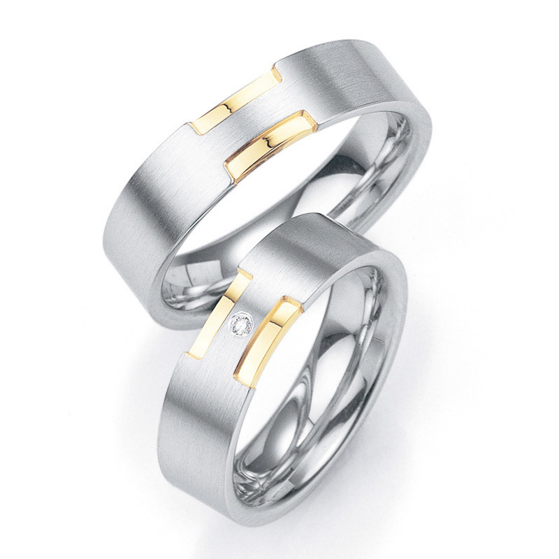 Aufnahme Eheringen aus platiniertem Silber mit Gelbgold veredelten Rillen und mittigem Diamanten