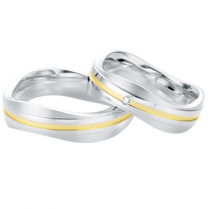 Aufnahme von Eheringen wellenförmig aus Silber mit mittigem Diamanten und Gelbgold veredelter Rille