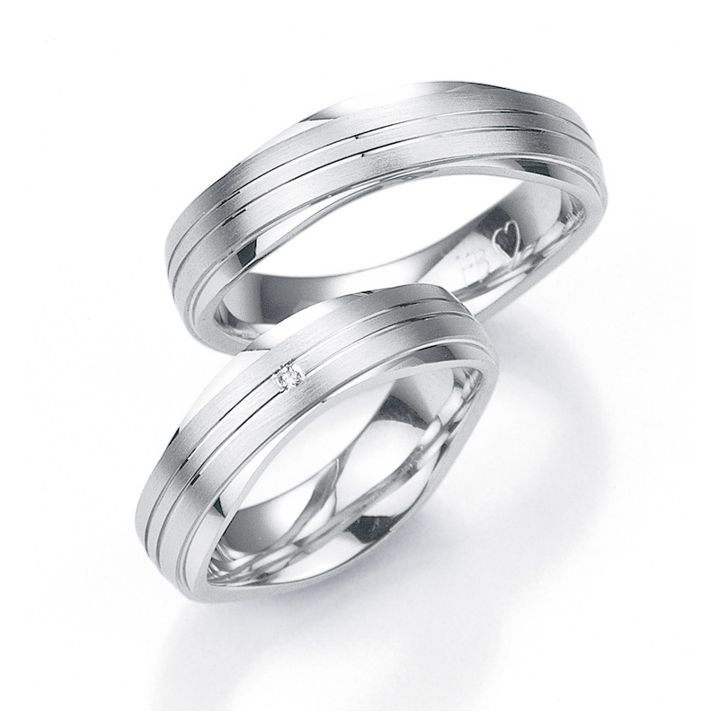 Aufnahme von Eheringen aus platiniertem Silber mattiert im wellenförmigen Design mit Diamanten