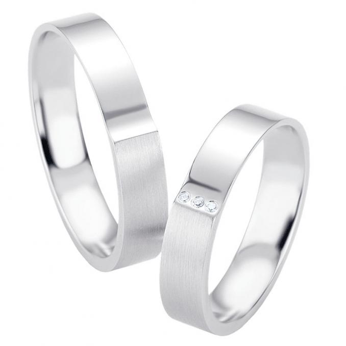 Aufnahme von Trauringen aus Silber mit Halbringmattierung und drei weißen Diamanten 