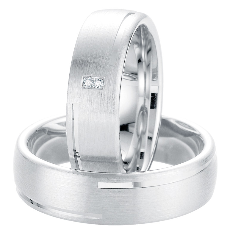 Aufnahme von Eheringen aus platiniertem Silber mattiert mit zwei Diamanten und Rillenakzent