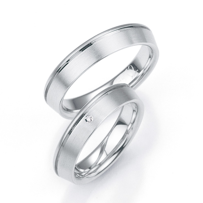Aufname von Trauringen aus platiniertem Silber 925 mit weißem Diamanten und seitlicher Rille