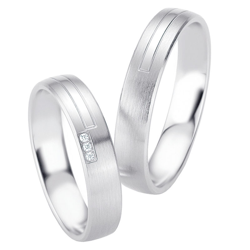 Aufnahme von Eheringen aus platiniertem Silber mit drei Diamanten und mattiertem Streifenmuster
