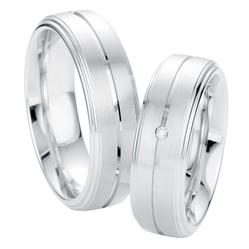  Aufnahme von Trauringen aus platiniertem Silber matt mit polierten Rille und mittigem Diamanten 