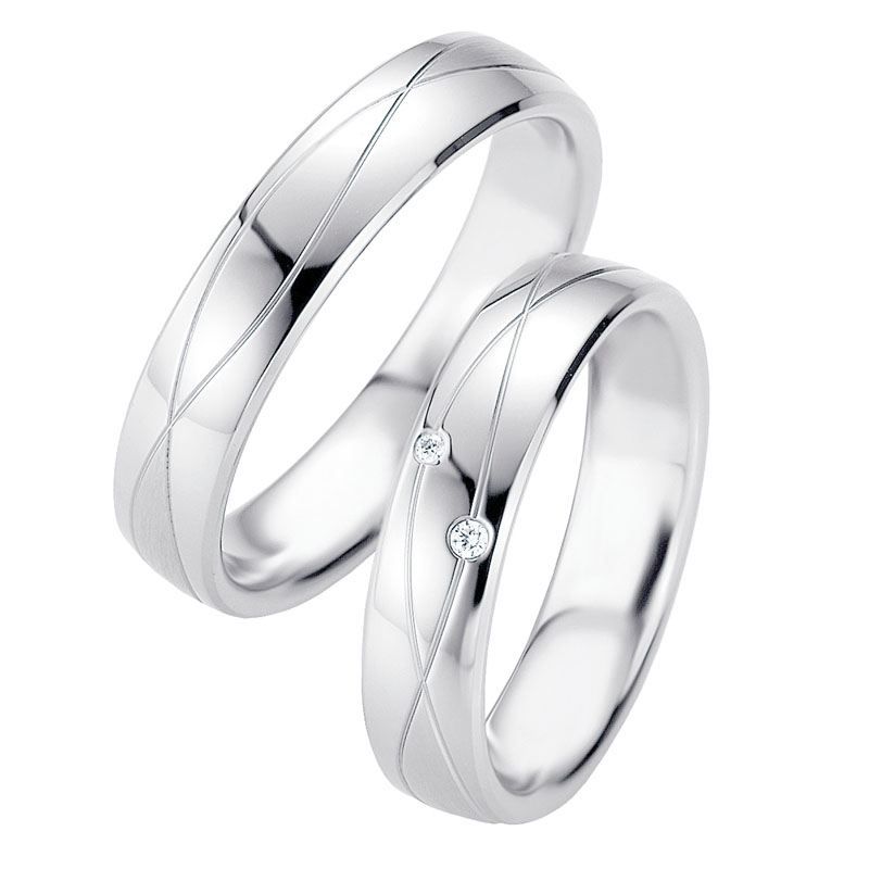  Aufnahme von Eheringen aus Silber mit Rillenmuster und zwei weißen Diamanten