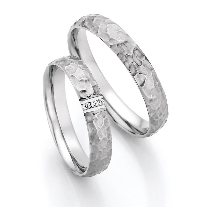 Aufnahme von Eheringen aus Edelstahl mit gehämmerter Oberfläche und drei Diamanten