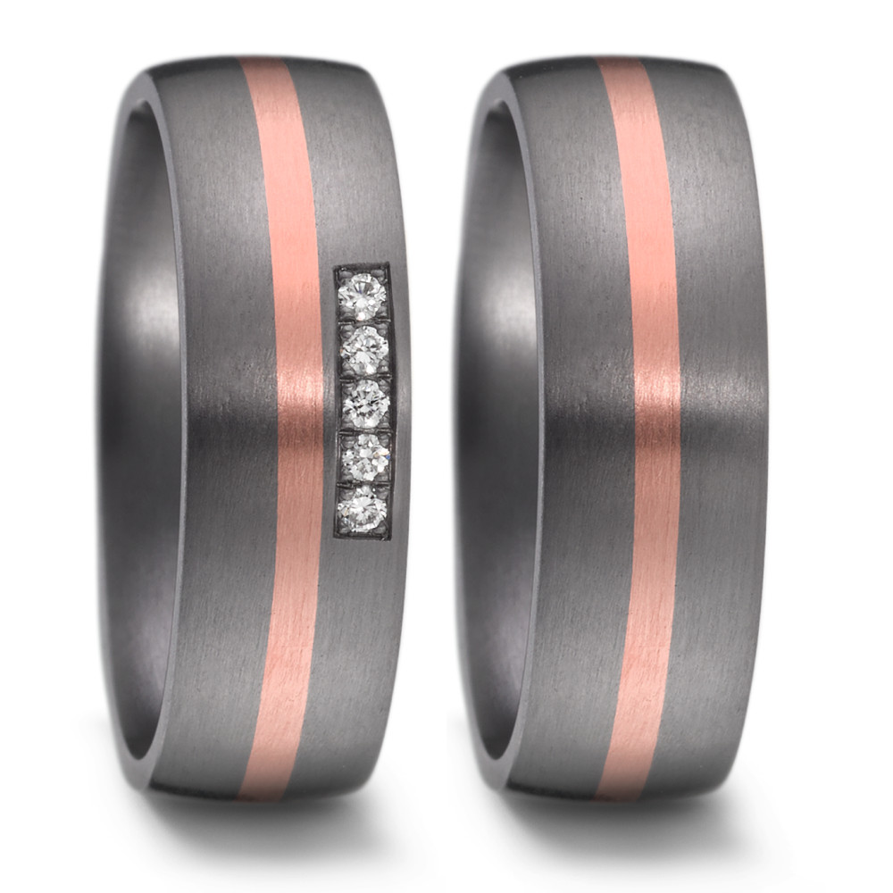 Aufnahme von Tantal & Roségold Trauringen mit Goldstreifen und Diamanten
