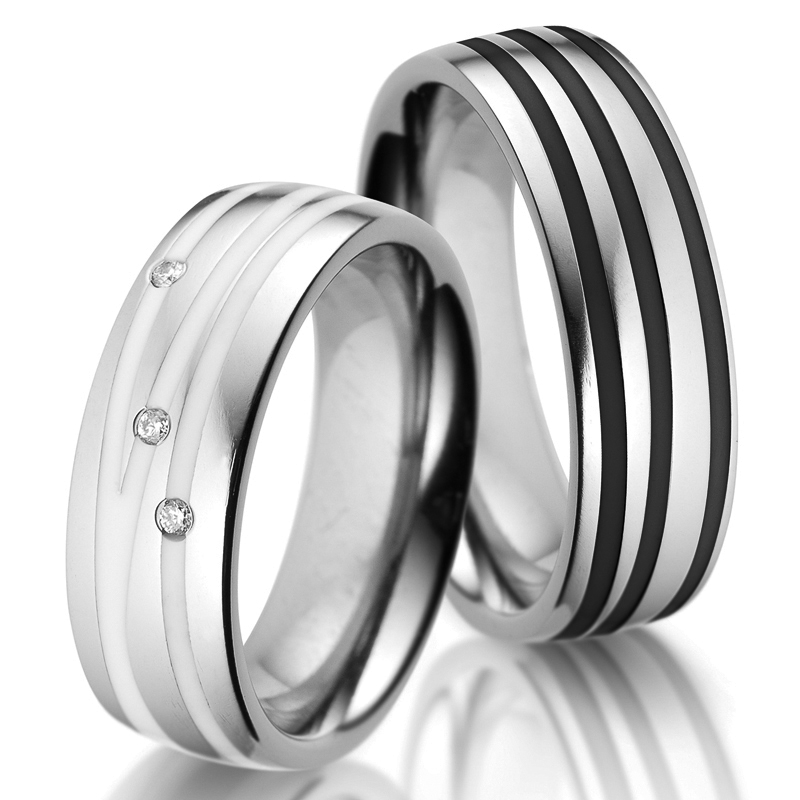 Aufnahme von Eheringen aus Titan mit vielen parallelen Keramikstreifen und Diamant