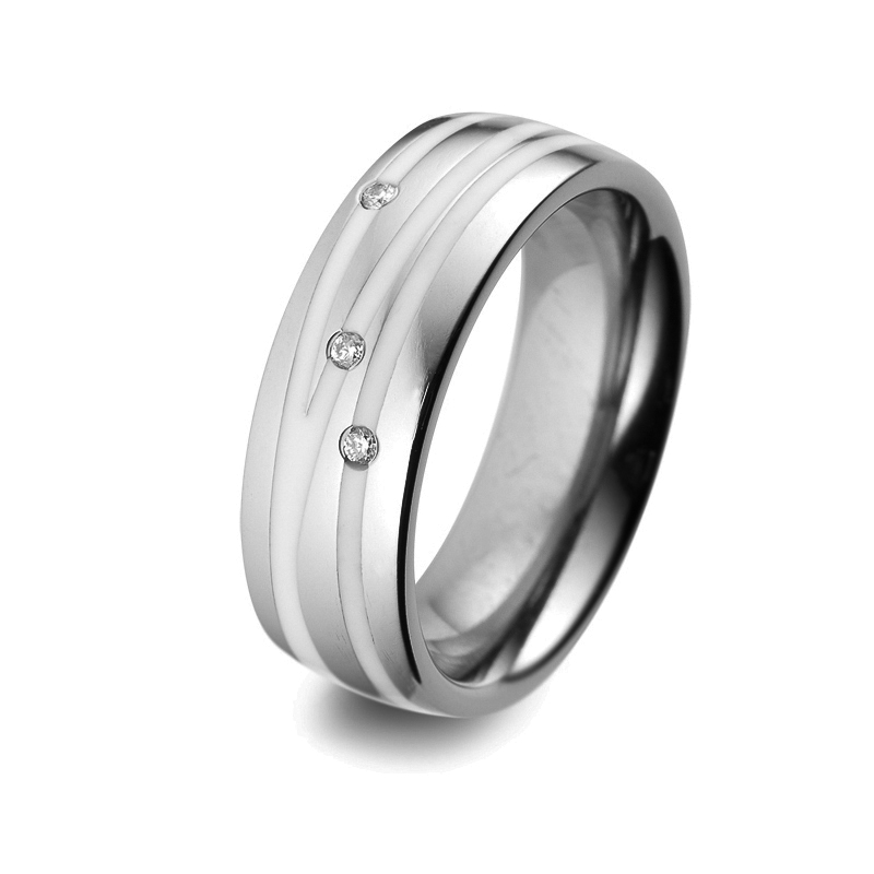 Aufnahme von Eheringen aus Titan mit vielen parallelen Keramikstreifen und Diamant