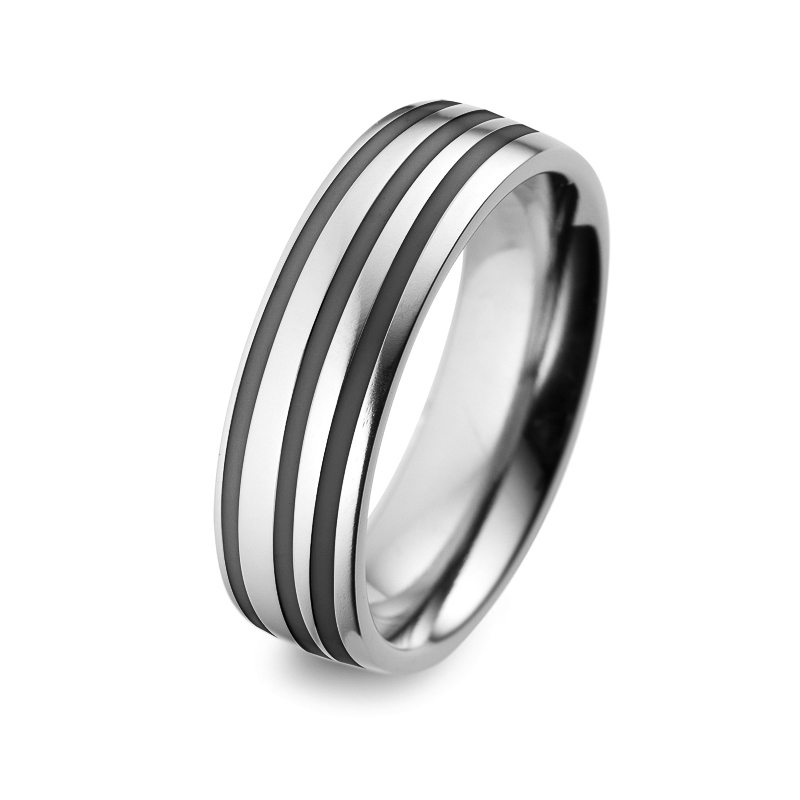 Aufnahme von Eheringen aus Titan mit vielen parallelen Keramikstreifen und Diamant