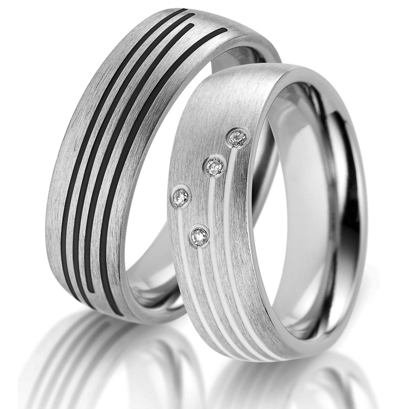 Aufnahme von Eheringen aus Titan mit vielen Keramikstreifen in tollem Design und Diamanten
