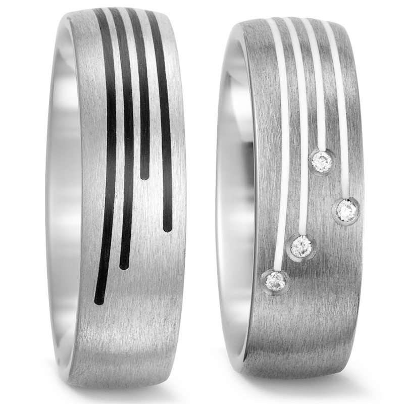 Aufnahme von Eheringen aus Titan mit vielen Keramikstreifen in tollem Design und Diamanten