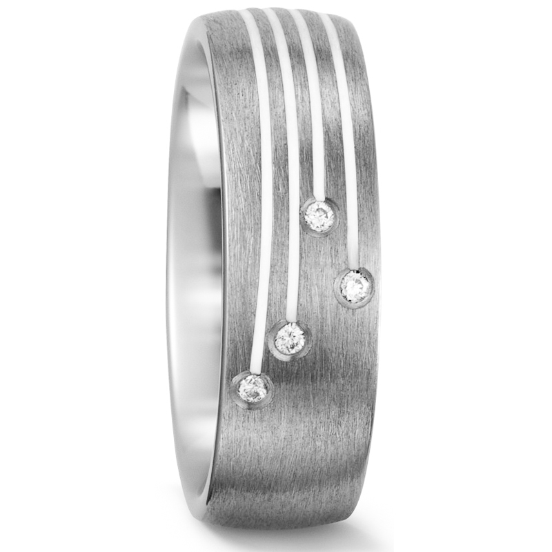 Aufnahme von Eheringen aus Titan mit vielen Keramikstreifen in tollem Design und Diamanten