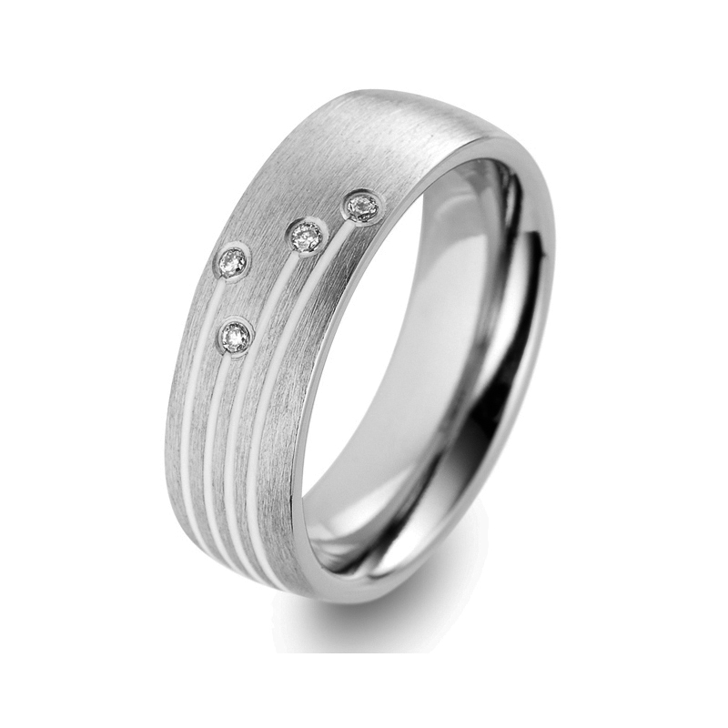Aufnahme von Eheringen aus Titan mit vielen Keramikstreifen in tollem Design und Diamanten
