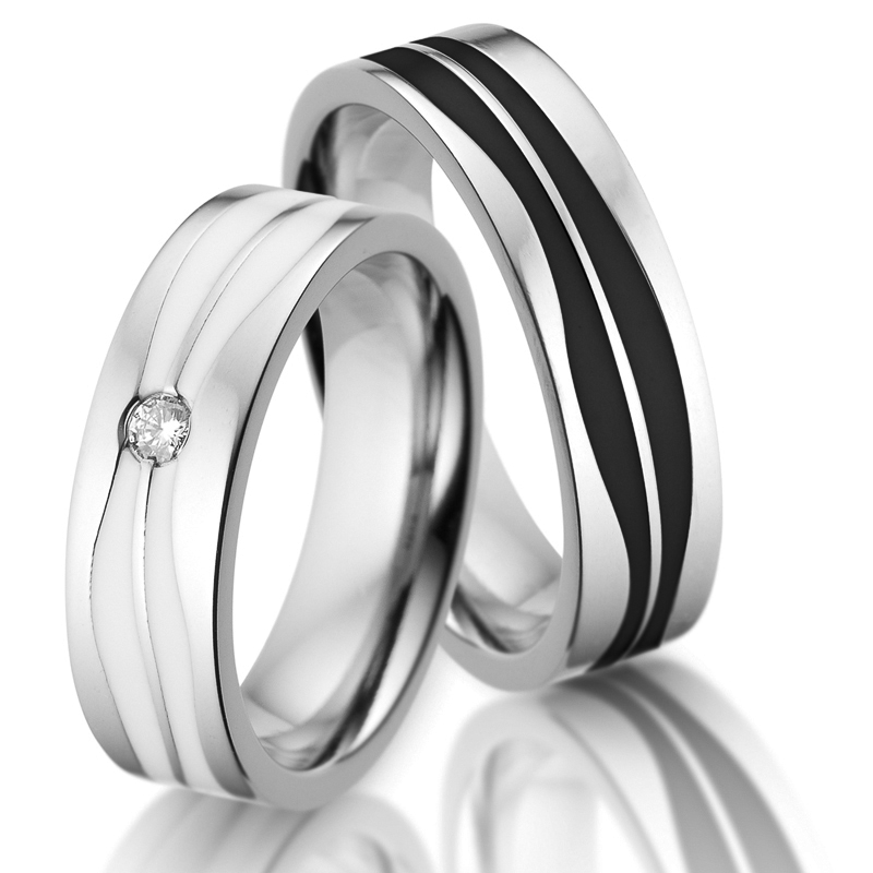 Aufnahme von Eheringen aus Titan mit Diamant und welligem Keramikmuster