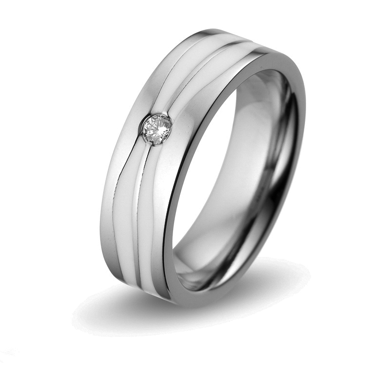 Aufnahme von Eheringen aus Titan mit Diamant und welligem Keramikmuster