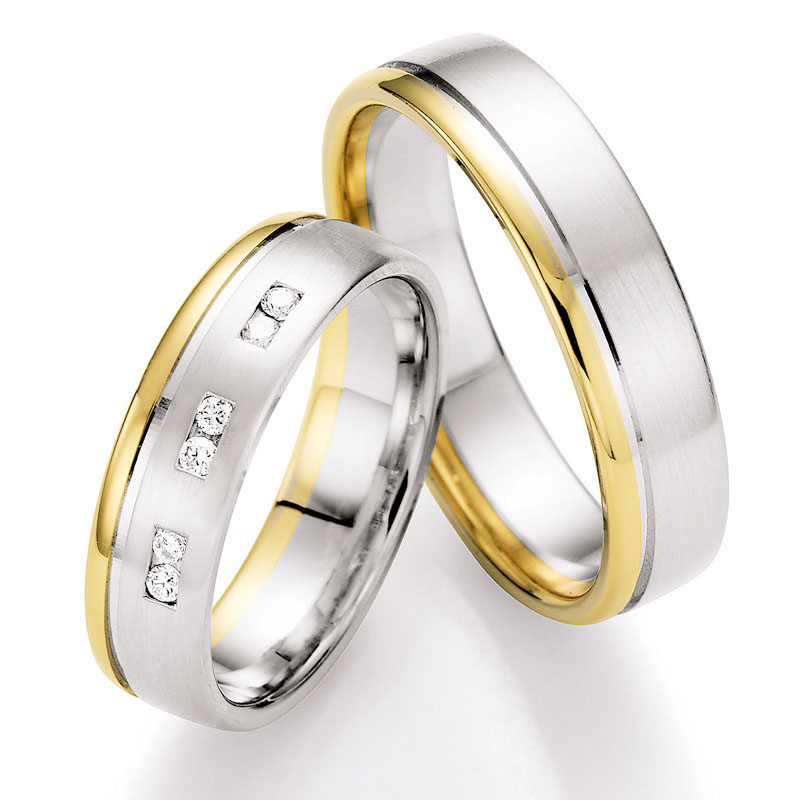 Aufnahme von Weißgold/Gelbgold Trauringen längsmatt mit sechs runden Diamanten