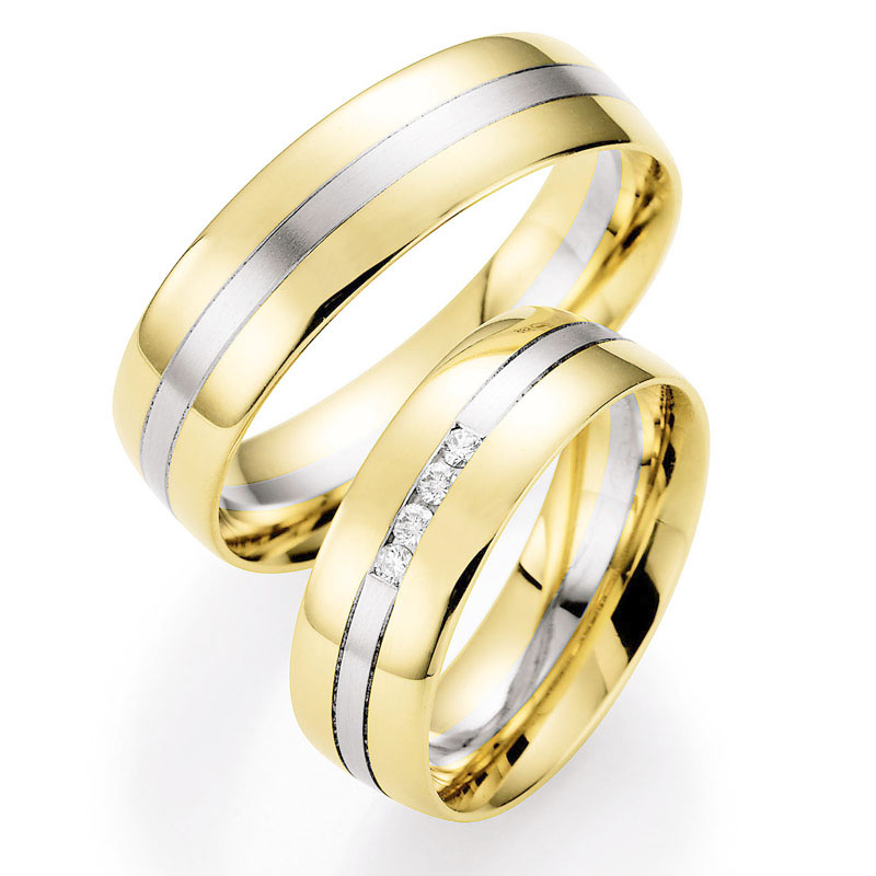 Aufnahme von Gelbgold Eheringen mit Weißgoldstreifen und vier Diamanten in viereckiger Vertiefung