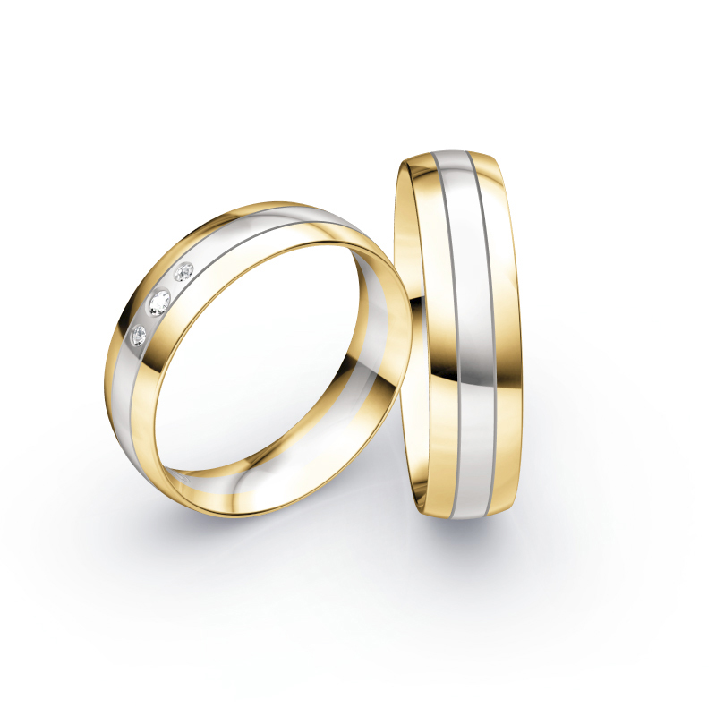 Aufnahme von Trauringen aus Weißgold mit Gelbgoldrändern und mittigen Diamanten