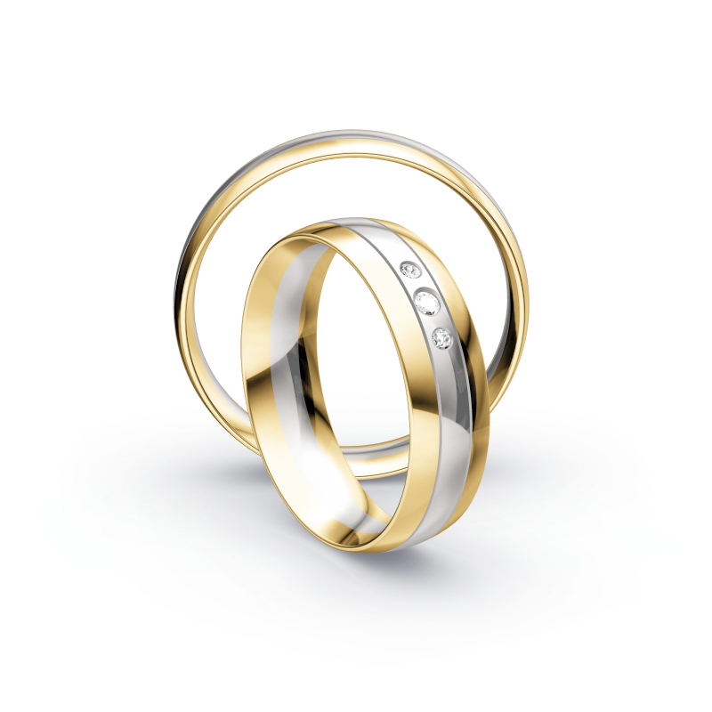 Aufnahme von Trauringen aus Weißgold mit Gelbgoldrändern und mittigen Diamanten