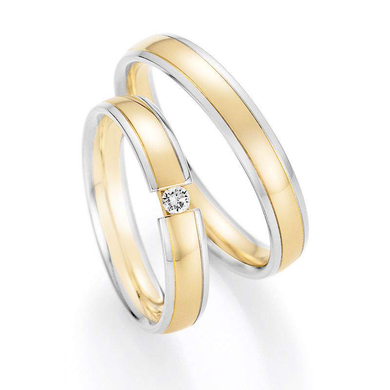 Aufnahme von Eheringen aus Weißgold und Gelbgold mit rundem Diamanten