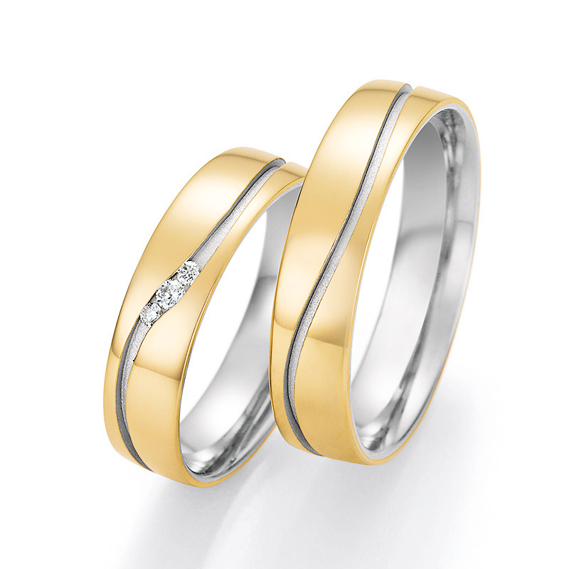Aufnahme von Eheringen aus Gelbgold mit drei Diamanten in Weißgoldrille