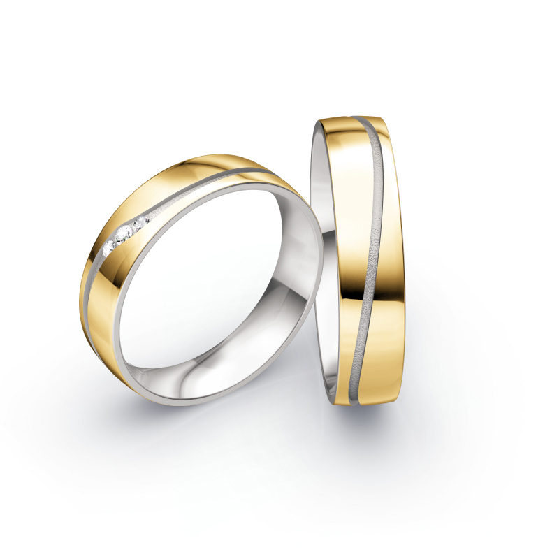 Aufnahme von Eheringen aus Gelbgold mit drei Diamanten in Weißgoldrille 