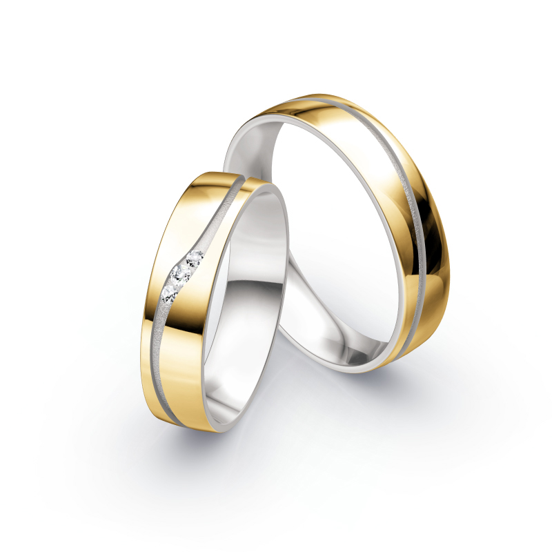 Aufnahme von Eheringen aus Gelbgold mit drei Diamanten in Weißgoldrille 