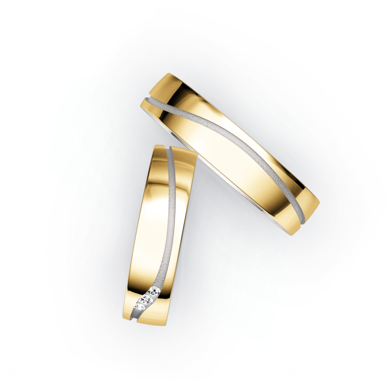 Aufnahme von Eheringen aus Gelbgold mit drei Diamanten in Weißgoldrille 