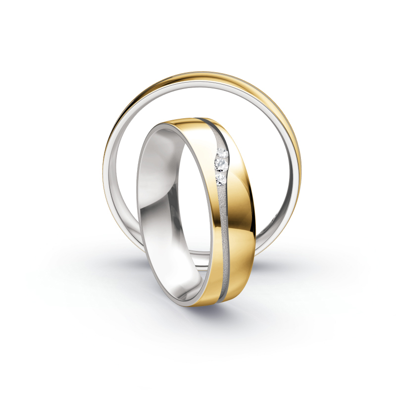 Aufnahme von Eheringen aus Gelbgold mit drei Diamanten in Weißgoldrille 
