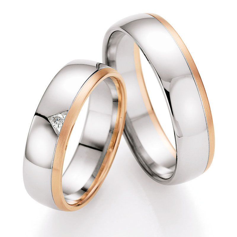 Aufnahme von Weißgold/Rotgold Eheringen bicolor mit weißem Diamantenin dreieckiger Fassung