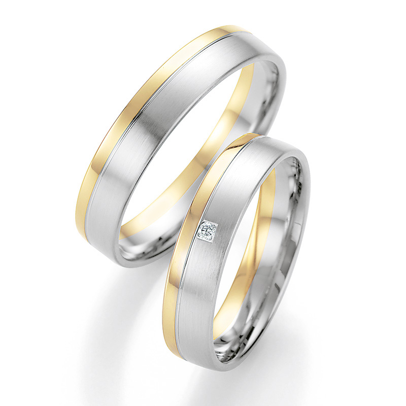  Aufnahme von Trauringen aus Weißgold&Gelbgold mit Diamanten in quadratischer Fassung