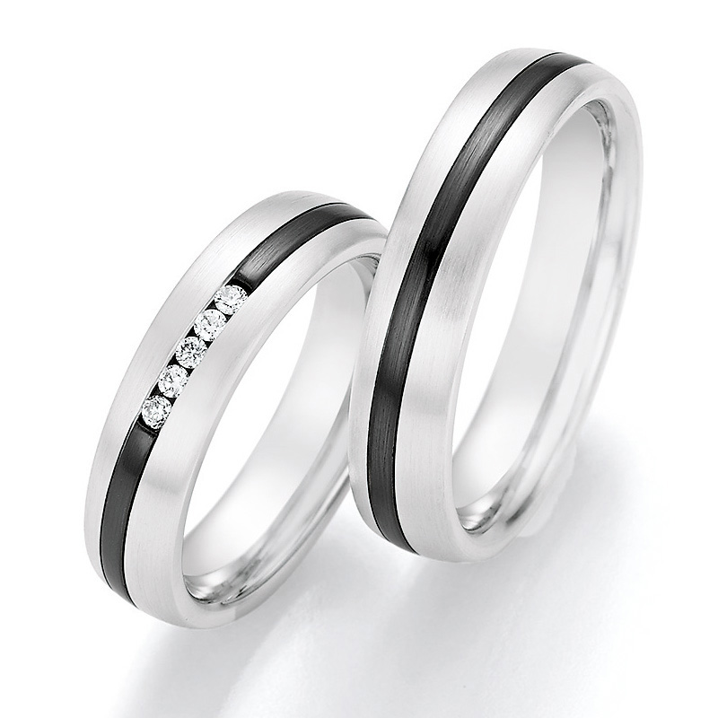 Aufnahme von Eheringen aus Weißgold mit schrägem Zirconiumstreifen und fünf weißen Diamanten 