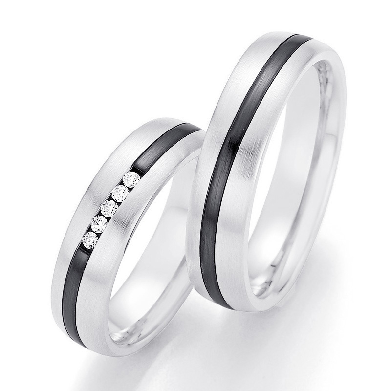 Aufnahme von Eheringen aus Weißgold & Zirconium mit schwarzem schrägem Streifen und fünf Diamanten 