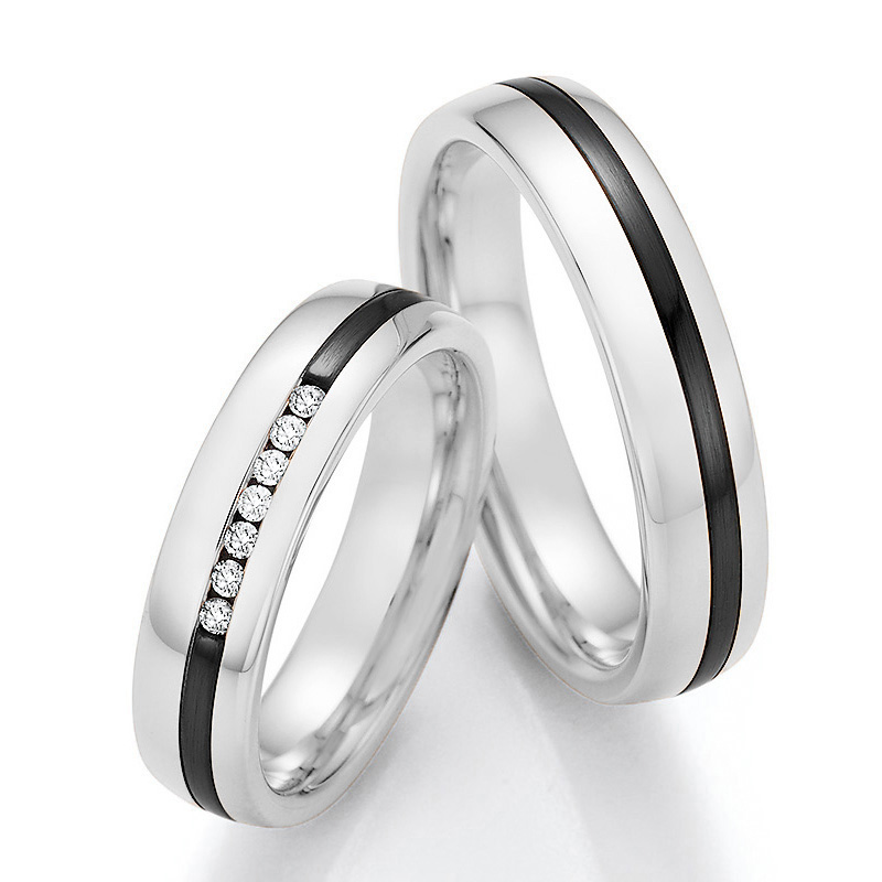 Aufnahme von Eheringen aus Weißgold & Zirconium mit sieben Diamanten und schwarzem Streifen am Rand 