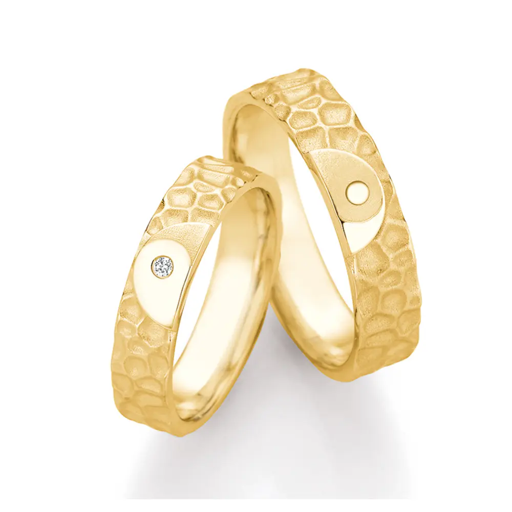 Eheringe aus Gelbgold mit Diamanten