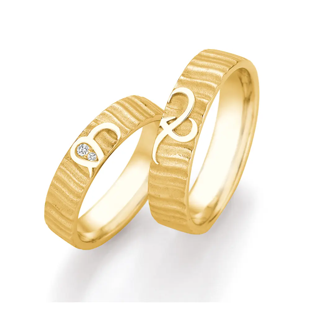 Eheringe aus Gelbgold mit geriffelter Oberfläche und zwei Diamanten mit Unendlichkeitszeichen